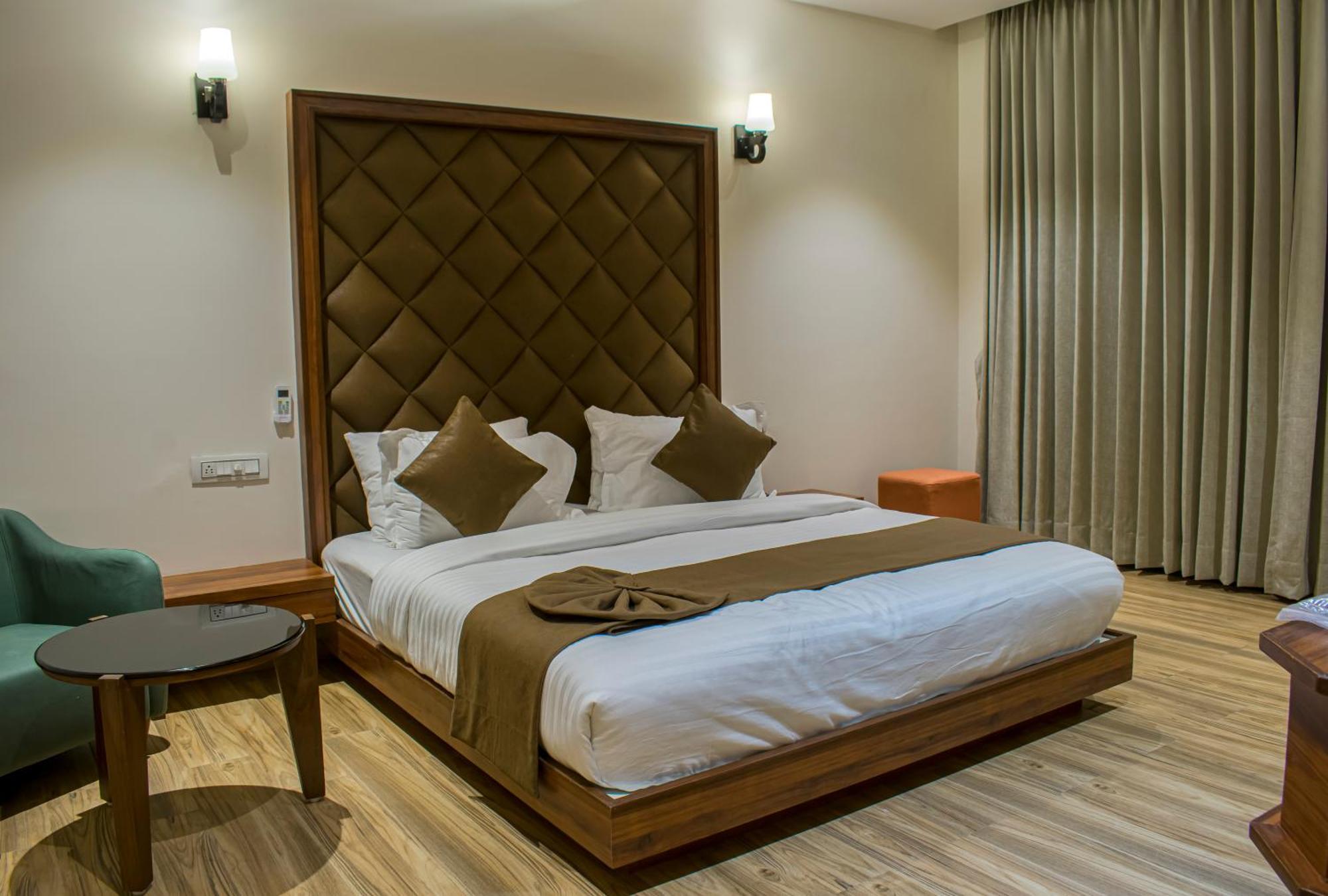 Krishna Riverside Resort Vasad Exteriör bild