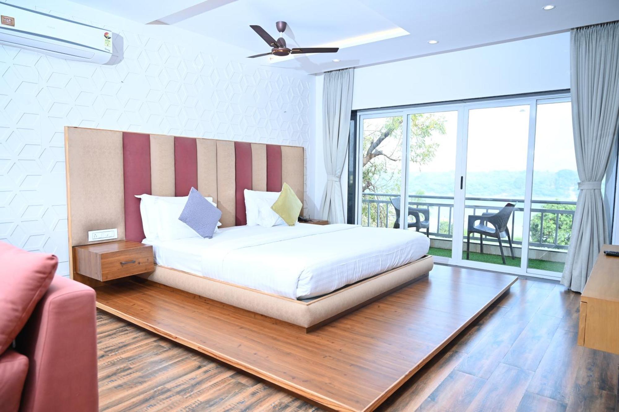 Krishna Riverside Resort Vasad Exteriör bild